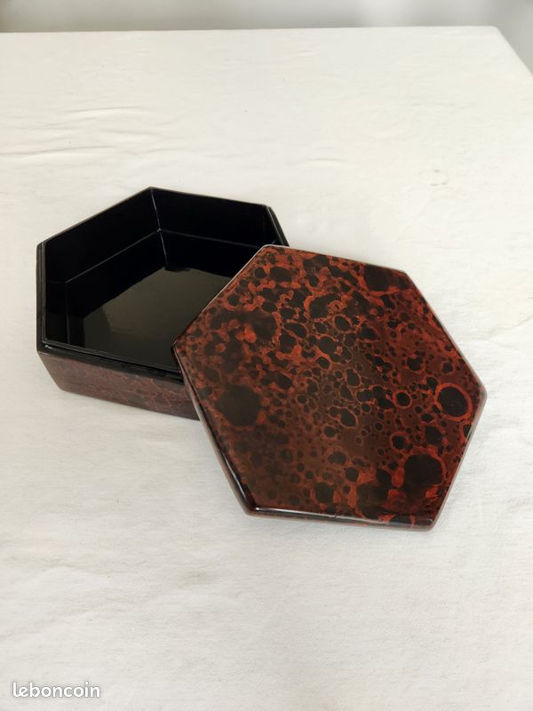 Boîte hexagonale vintage effet écaille rouge et noir – style laqué (image 2)