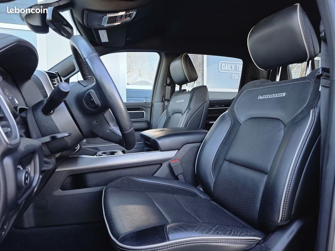 Dodge RAM 1500 Laramie Night Edition 5.7 HEMI 401 ch 4x4 – Harman Kardon – Écran 12” – 22” (image 15)