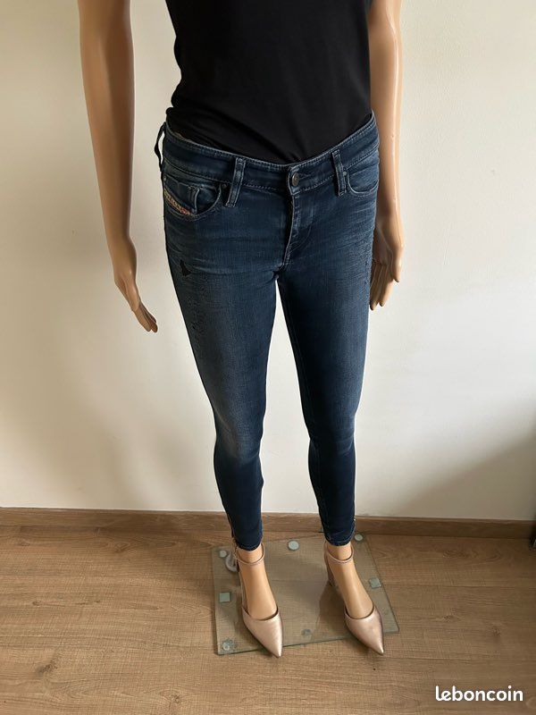 Jean bleu foncé Diesel taille W25-L32 jamais porté Vêtements