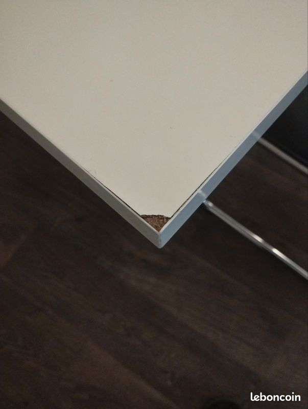Table blanche et chaises noires et blanches (image 3)