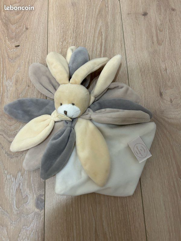 Doudou lapin collector plat pétale taupe doudou et compagnie (image 1)