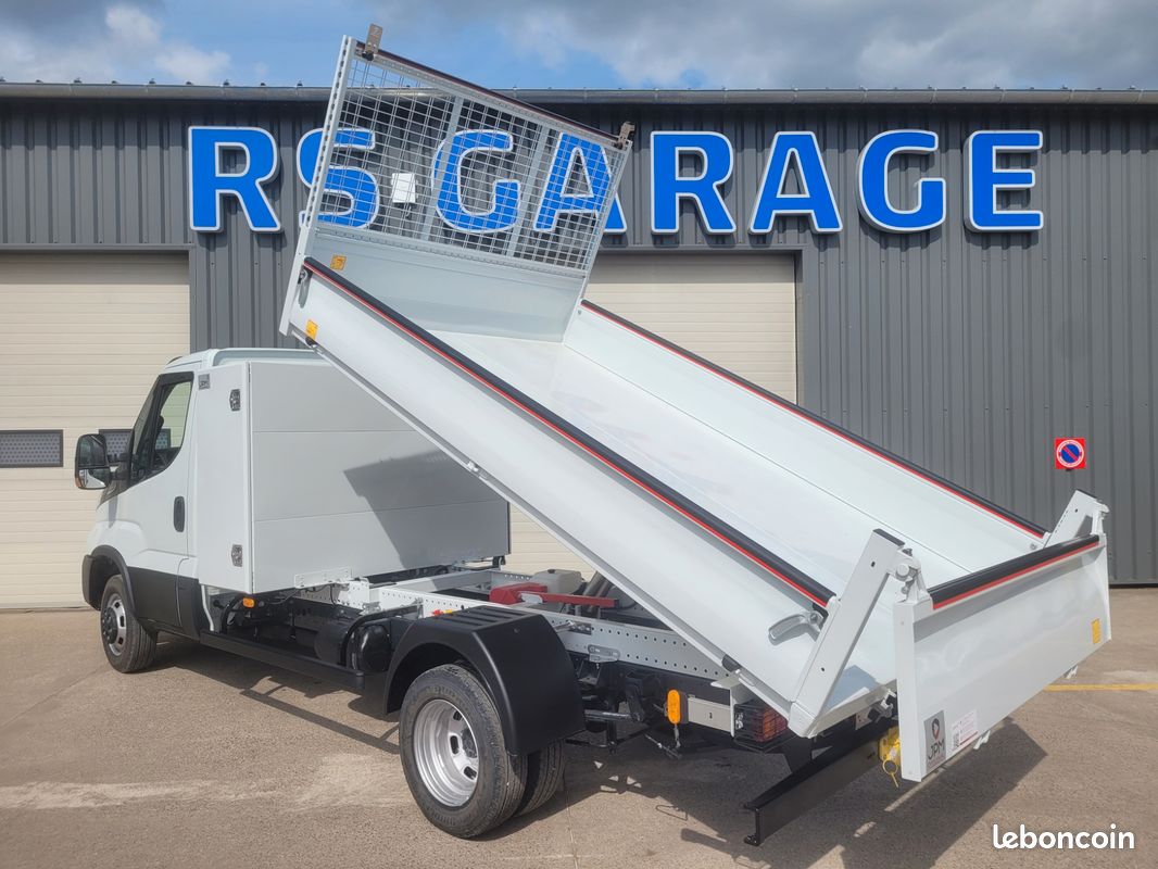 IVECO DAILY 35C18 HA8 PACK COMFORT + PACK CONSTRUCTION SIMPLE CABINE BENNE et COFFRE 03 PLACES comme NEUF avec BOITE AUTO + CAMÉRA + MOTEUR 3 LITRES + SUSPENSION RENFORCÉE ( Prix de Vente 49 990 HT ) (image 14)