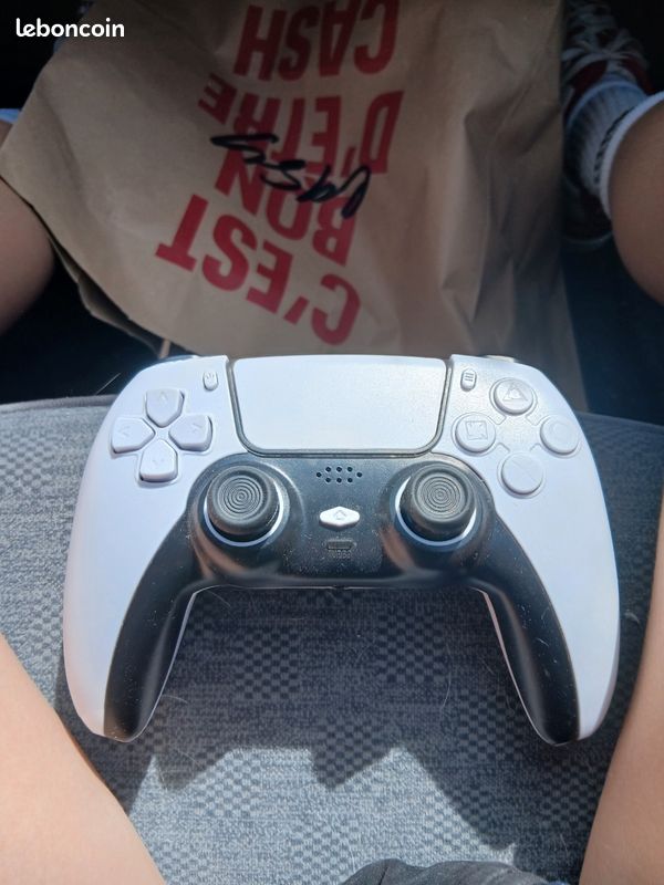 Manette play 4 pro (image 1)