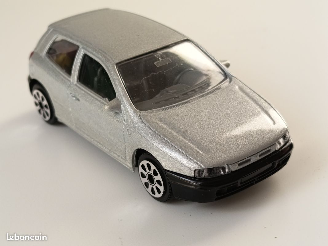 Modèle réduit - Bburago - Nissan GT-R 2017 - Échelle 1:24 - Couleur Blanc - Détails soignés