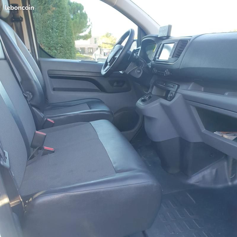 Opel Vivaro Ambulance (image 8)
