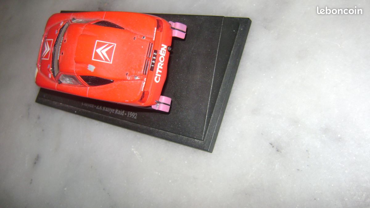 Lot de deux miniatures de voitures de rallye Monte Carlo une Citroën ZX Rallye Raid 1992 et une Citroën XSara WRC 2005 pilotée par S. Loeb et D. Elena (image 8)