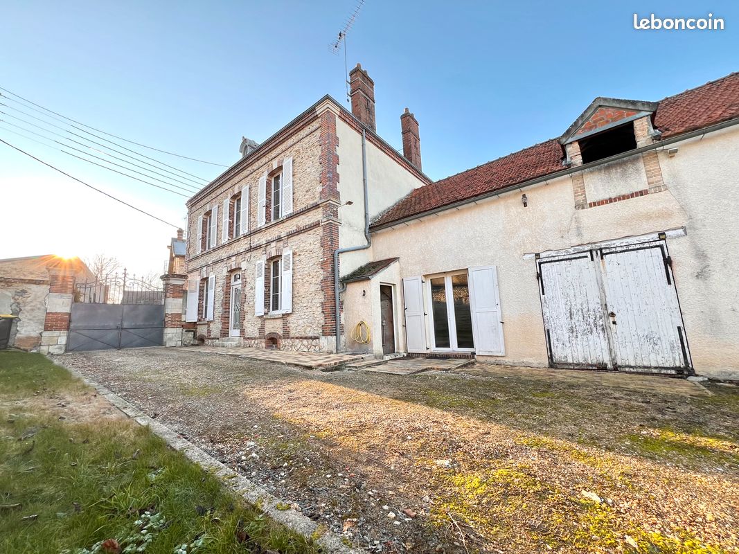 Maison 6 pièces 200 m² · à Auneau-Bleury-Saint-Symphorien · 200 m² · 270 000 €