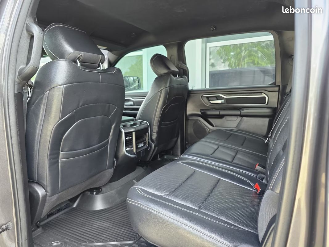 Dodge RAM 1500 Big Horn Night Edition 5.7 HEMI eTorque 401 ch 4x4 – Lift 9” – Uconnect 12” – 35” (image 14)