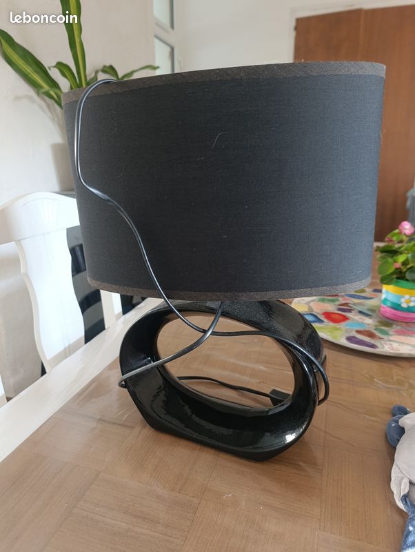Lampe noire design (image 1)