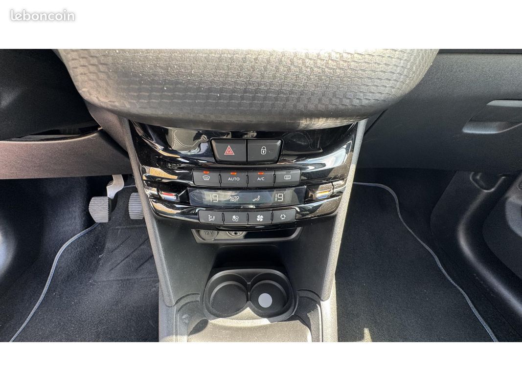 PEUGEOT 208 1.2i 12V - 82 Style (image 22)