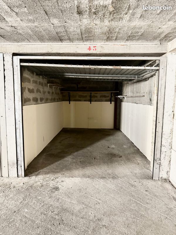 Parking 13 m² · à Beausoleil · 13 m² · 240 €/mois