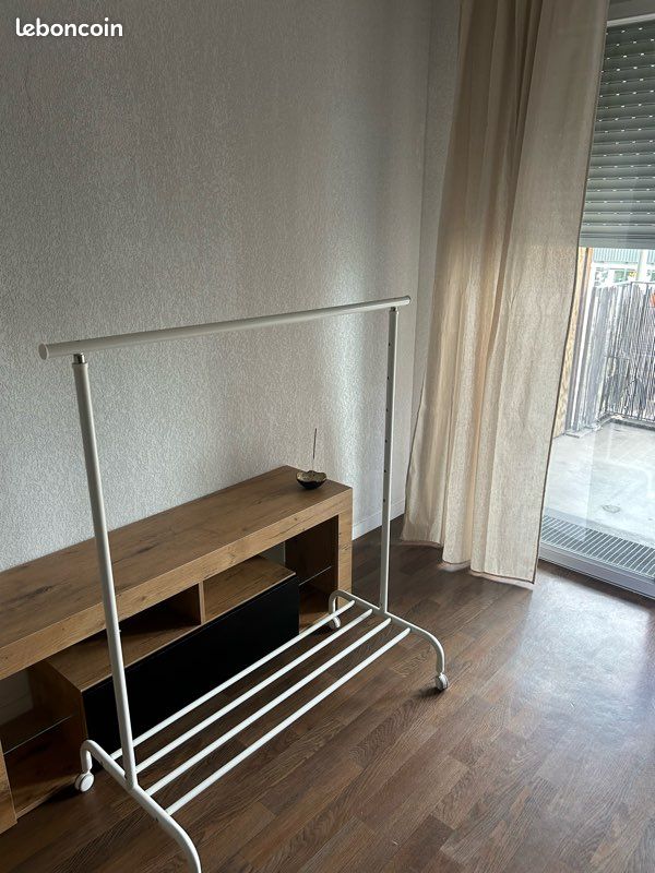 Penderie simple blanche (image 1)