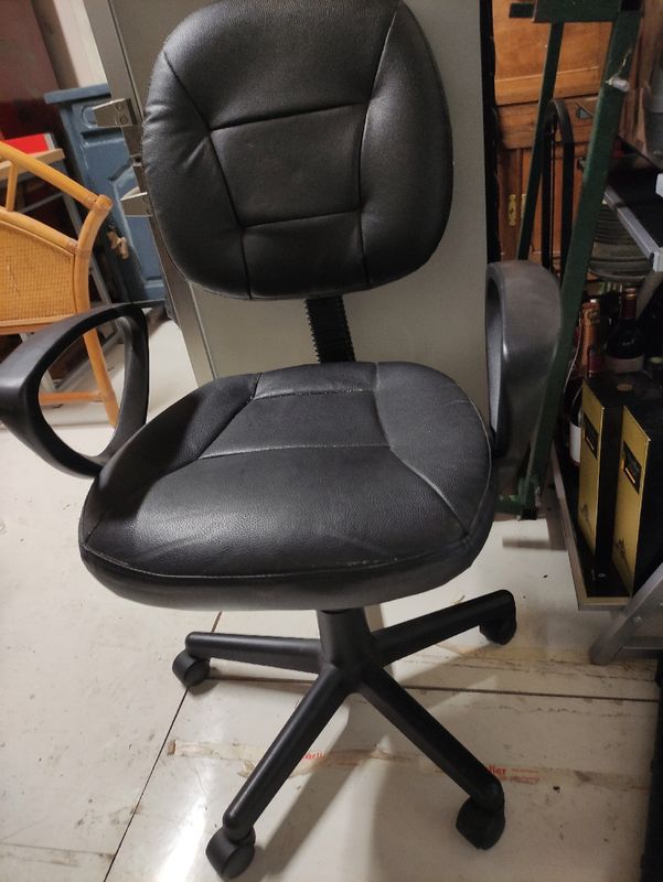 Chaise en cuir noire d'occasion - Annonces meuble leboncoin
