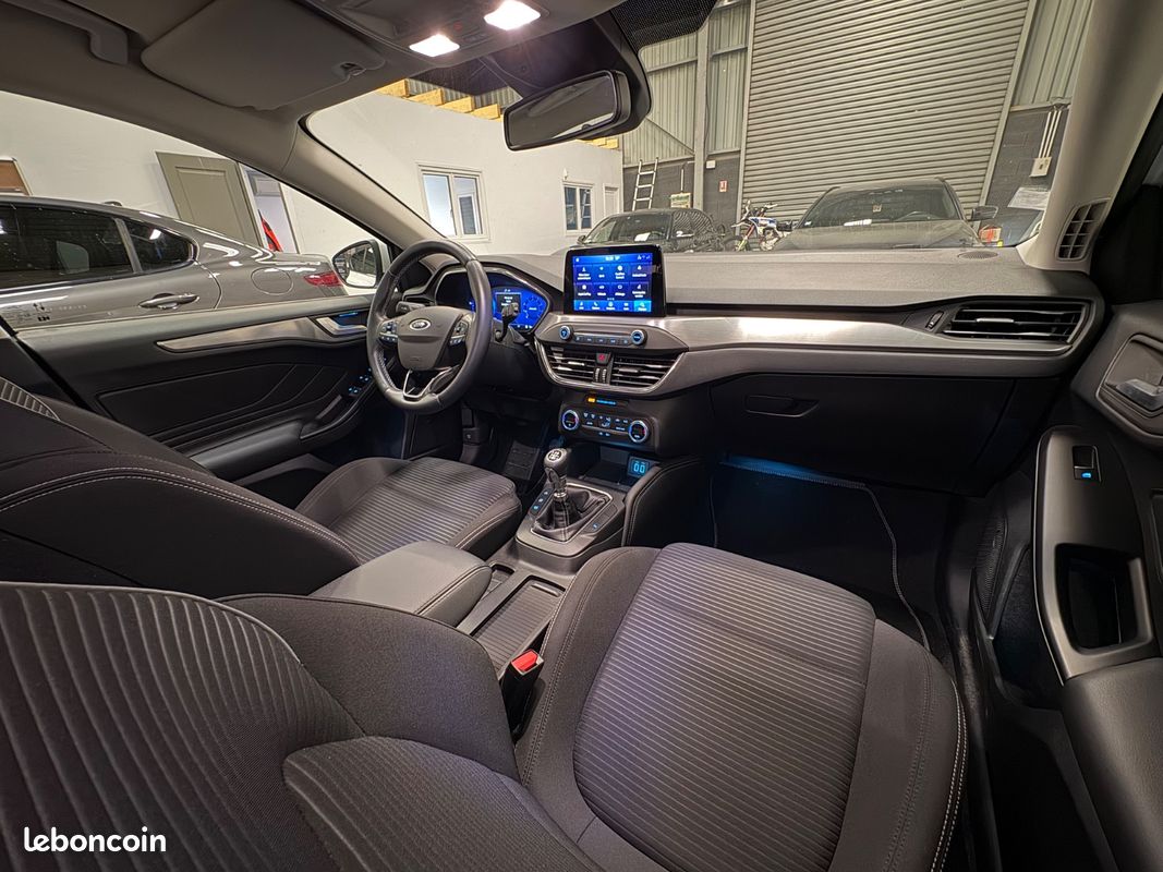 FORD Focus Berline Titanium X 1.0 EcoBoost 125 / CARPLAY / LINE ASSIST / CAMERA RECUL / RADAR AR / REGULATEUR LIMITEUR / CLIM AUTO (image 26)