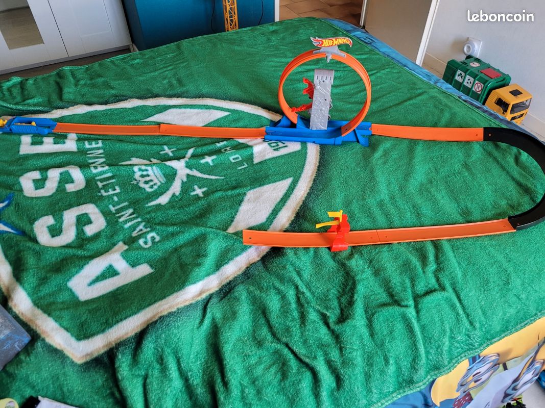 Looping hot wheels (image 1)