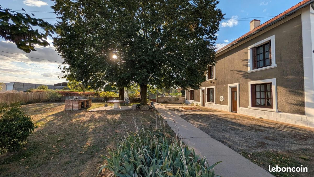 Maison 10 pièces 182 m² · à Prailles-la Couarde · 182 m² · 234 000 €