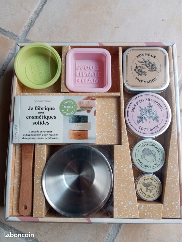 Boite avec ustensiles pour fabriquer ses propres cosmétiques Neuf (image 1)