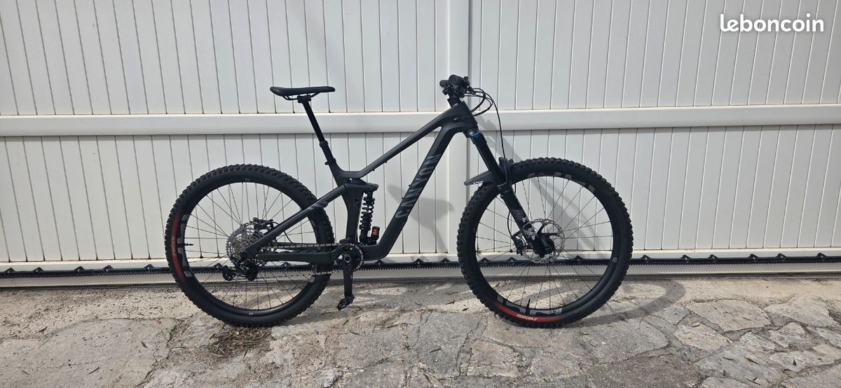Enduro Canyon Strive Carbone 2025 upgradé état neuf (image 1)