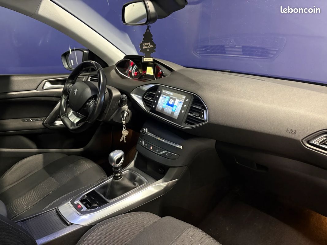 PEUGEOT 308 1.2 130ch ALLURE - Toit panoramique - Suivi complet - Climatisation (image 18)