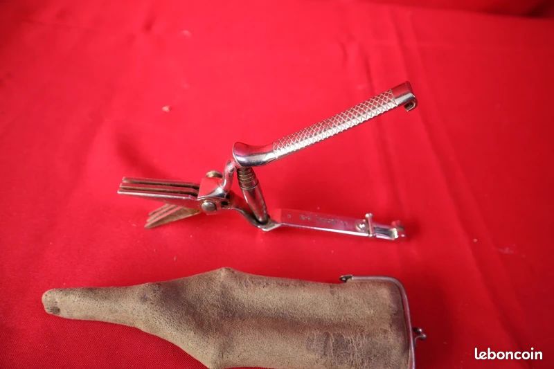 Masticateur CARRIER en métal ancien, avec son étui, signé H. Cie
