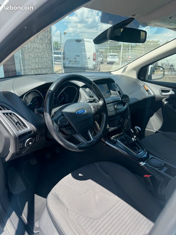 Ford Focus - 1.0 EcoBoost 125ch - Stop&Start - Titanium - Attelage - faible kilométrage (image 9)