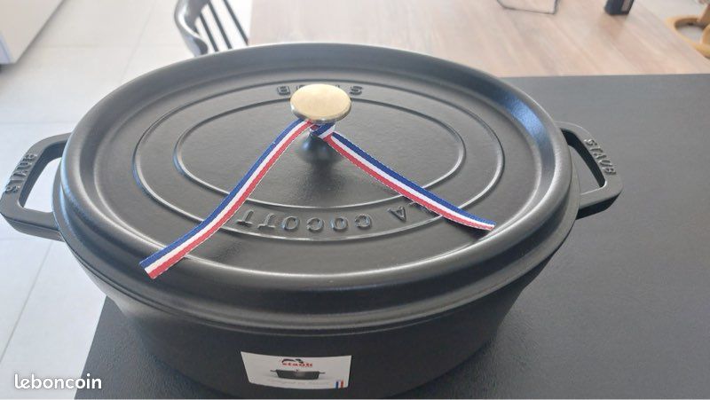 Cocotte neuve STAUB noir remise en main propre (image 1)