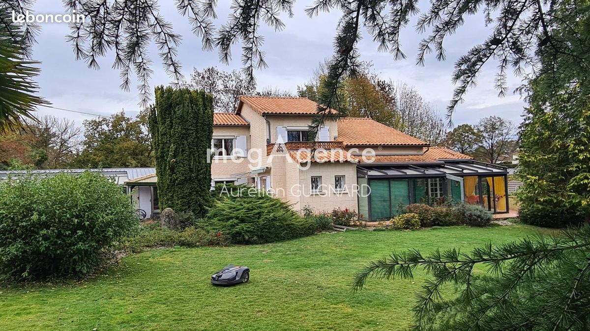 Maison 14 pièces 164 m² · à Bressuire · 164 m² · 338 900 €
