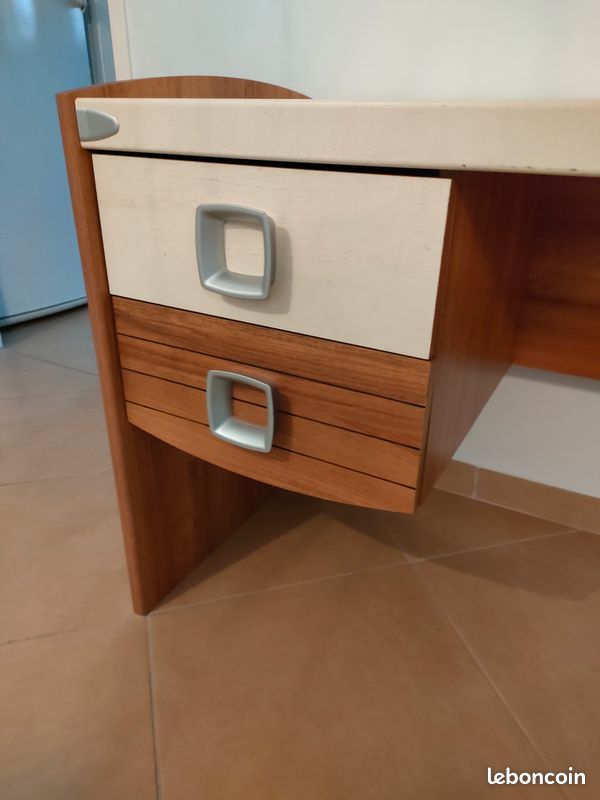 Bureau (image 2)