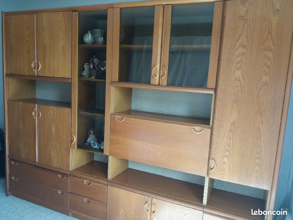Grand meuble de salon en bois avec vitrines (image 1)