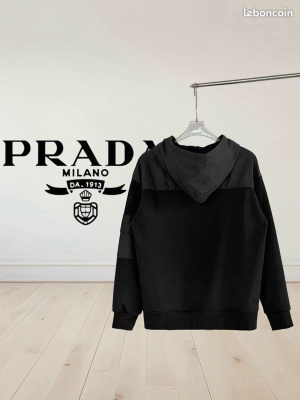 Sweat à capuche Prada noir pour homme, détails contrastés, manche logo (image 2)