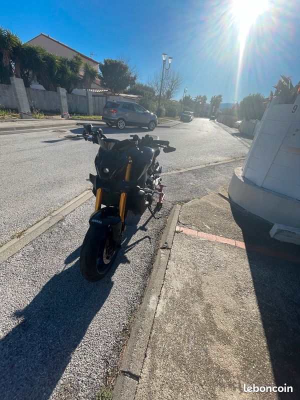 Puig Moto Diabolos à soulever avec la béquille arrière