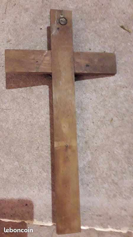 Christ en bronze sur croix en bois (image 2)