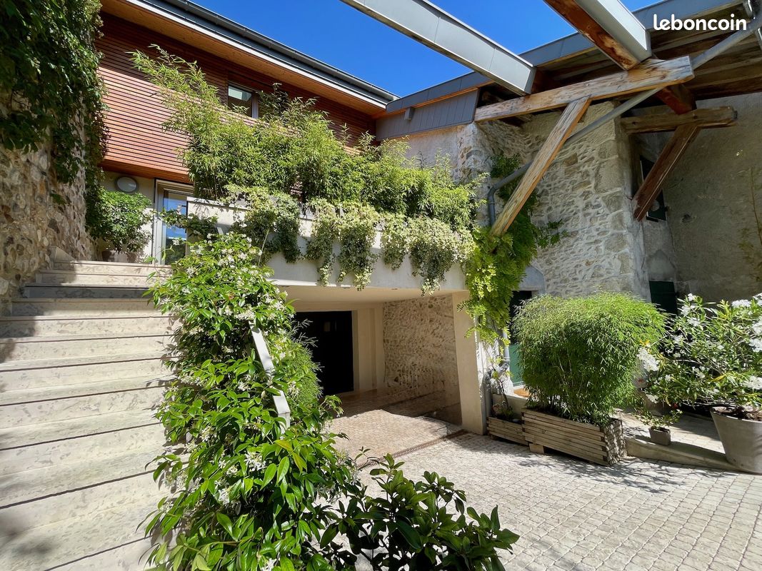 Maison 7 pièces 245 m² · à Divonne-les-Bains · 245 m² · 1 045 000 €