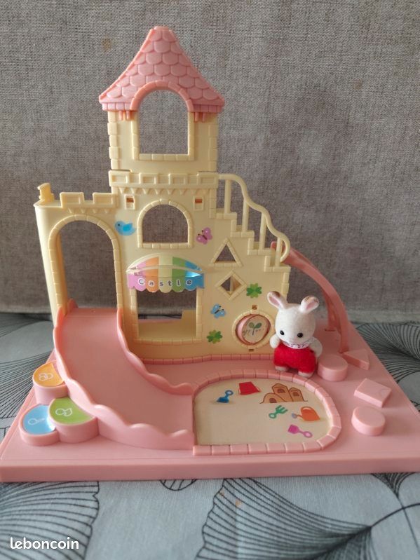 Château Des Bébés Sylvanian Families – Toboggan, Bac à Sable Et Figurine Lapin Incluse !
