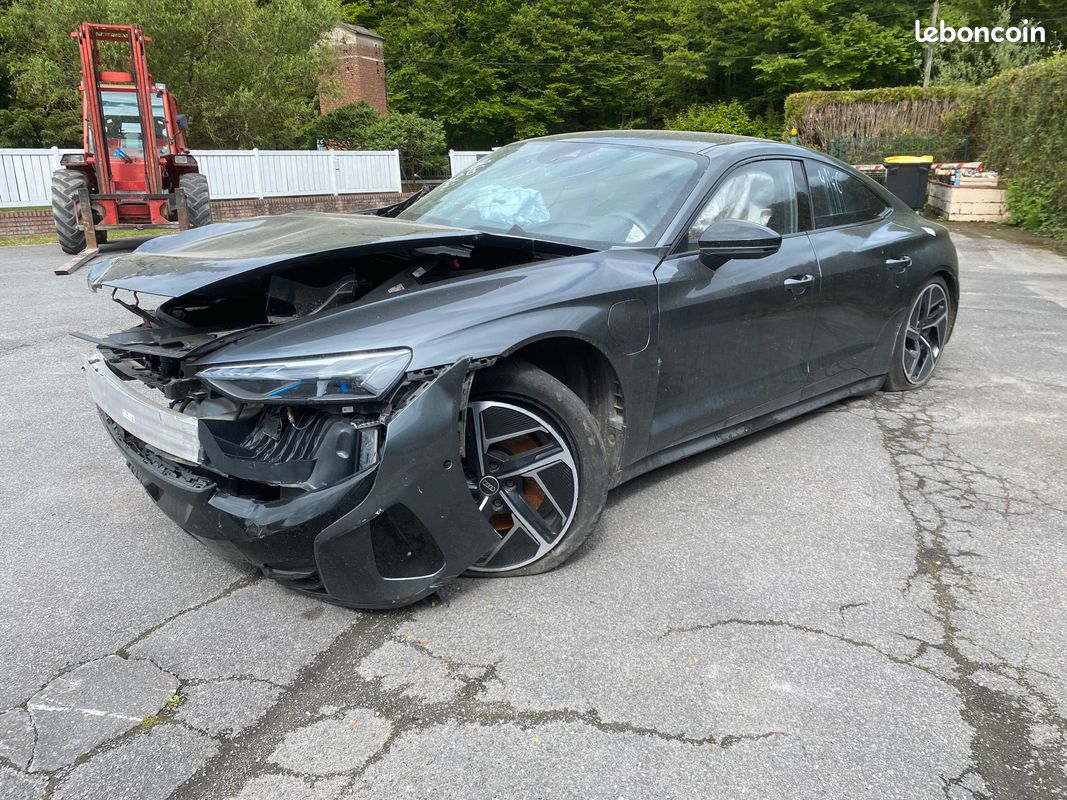 AUDI E-TRON QUATTRO accidenté (image 2)