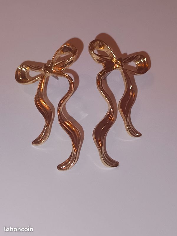 Boucles d'oreilles nœuds dorés pendants / Style Coquette / Rubans ondulés (image 2)
