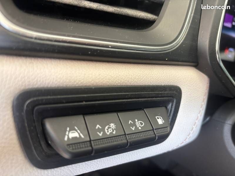 Renault Captur E-Tech Plug-in 160 Initiale Paris (image 25)