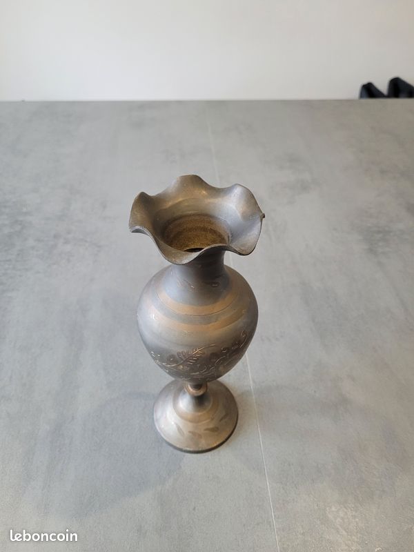 Vase en étain gravé (image 4)