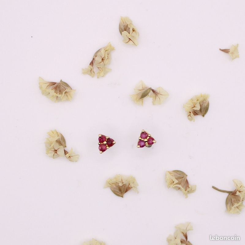 Boucle d’oreille clous or jaune et trilogie rubis 18k (image 3)