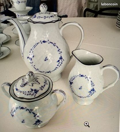 Lot - DEUX TASSES OVOÏDES ET LEUR SOUCOUPE, PARIS, ÉPOQUE RESTAURATION