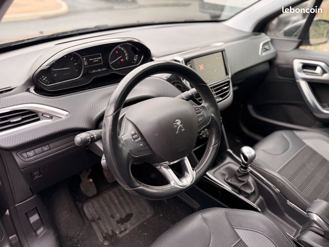 PEUGEOT 2008 130ch SS BVM6 Style (image 16)