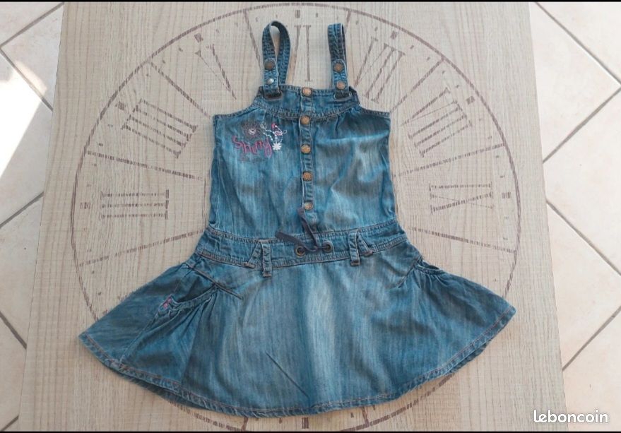 Robe en jean fin avec broderie t 6 ans bon état (image 1)