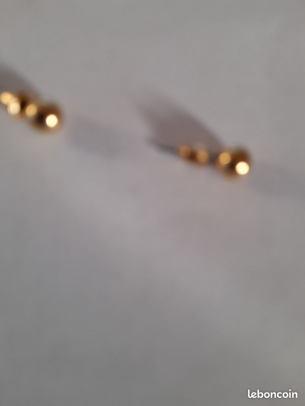 Une jolie paire de boucle d'oreille en clou rondes plaqué or (image 2)