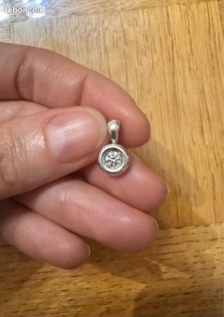 Bague en or gris 18K (750/oo) centrée d'un rubis ovale pesant 2,49 carats, pierre nat Bague en or gris 18K (750/oo) centrée d'un rubis ovale pesant 2,49 carats, pierre nat
