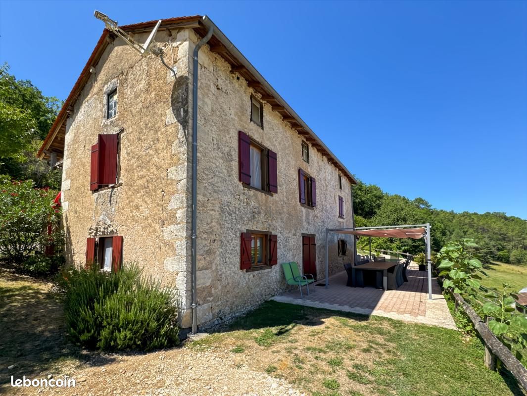 Local commercial 8 pièces 305 m² · à Montrem · 305 m² · 483 000 €