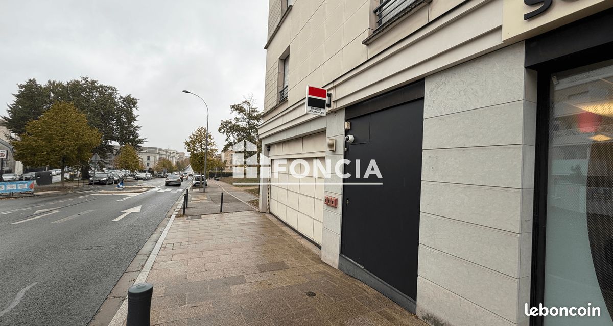 Parking · à Saint-Cyr-l'École · 84 €/mois