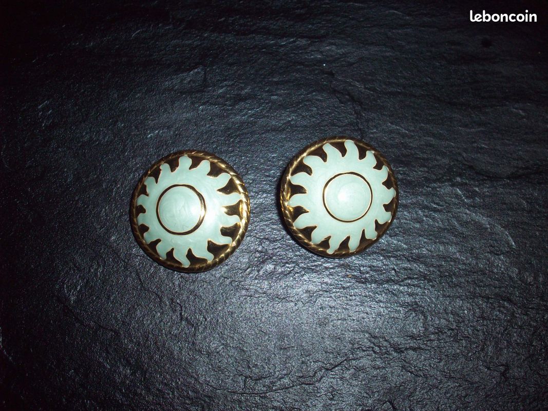 Boucles d'oreilles cabochon bombé doré avecmotif de Soleil en émail bleu clair nacré Vintage (image 12)