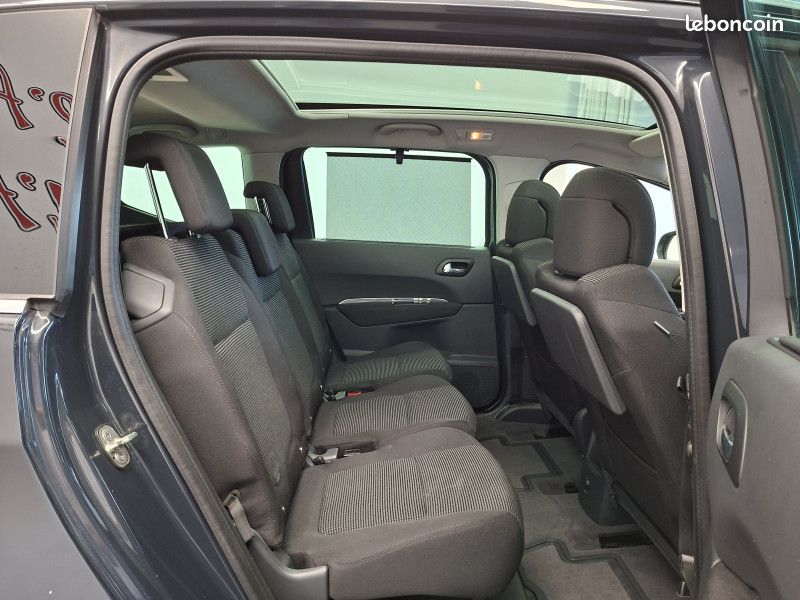 Peugeot 5008 1.6 hdi 112 ch Boite Auto Allure 7 places / GPS / toit pano / Radar AV et AR / (image 20)