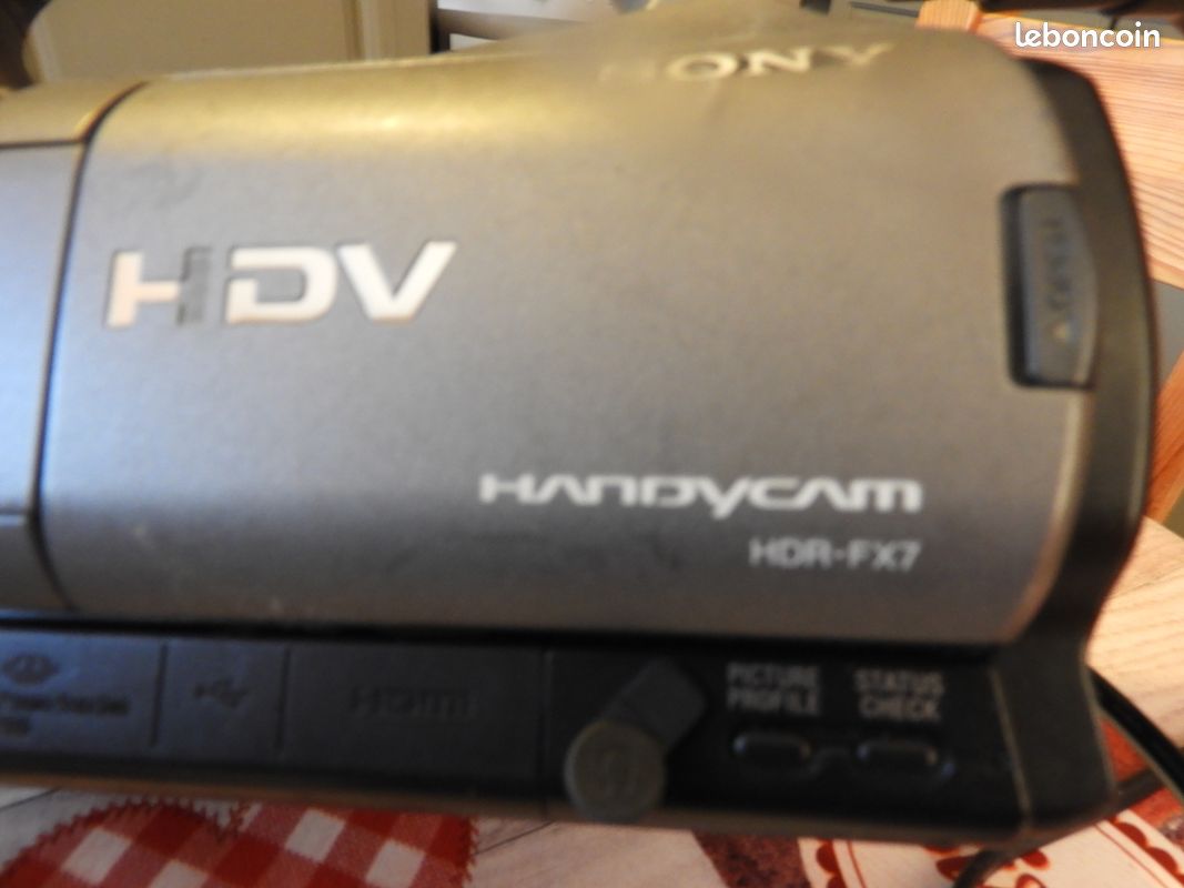 Caméscope Sony HDR-FX7E - Professionnel - MiniDV - 20x Zoom - Occasion