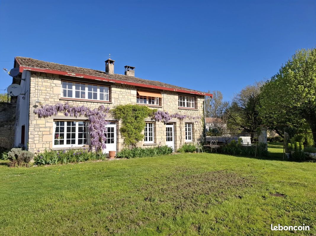 Maison 12 pièces 215 m² · à Chef-Boutonne · 215 m² · 135 000 €